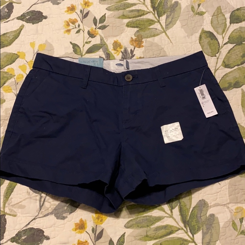 Old navy women’s shorts size 2 NWT!